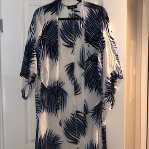 Super cute top that ties in front